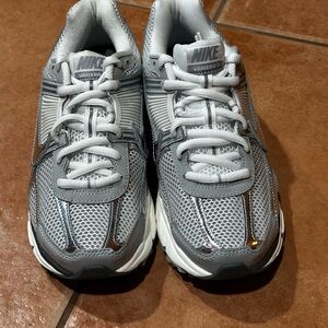 Nike Vomero 5 Metallic Silver shoes